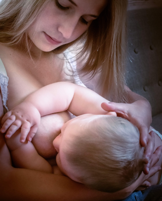 maman allaitant son bébé